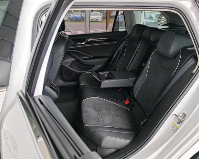 Volkswagen Passat Variant 2.0 TDI Elegance 9/37